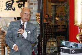 李绍鸿教授阐释香港由开埠至今的医疗衞生服务发展。