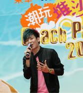 活动大使糖兄妹及狄易达精彩的歌舞表演，将现场气氛推至高峰。