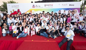 一众星星帮大使与出席「星星帮LOVE HK」计划闭幕嘉许礼暨嘉年华会，并与志愿者合照。