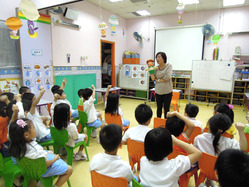幼儿透过布偶及「清新宝宝」故事绘本，认识吸烟的祸害。