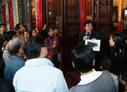 东华三院文物馆志愿者带领导赏游，为参加者介绍文物馆的建筑特色。
