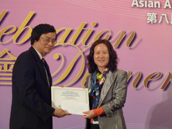 本院一项研究获评为「杰出论文报告奖」，奖项由香港大学社会工作及社会行政学系楼玮群教授（右）代表接受。