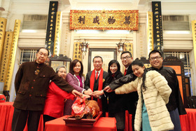 张佐华主席（左四）联同董事局成员于1月31日与行政总部员工共庆新春，在团拜中主持切金猪仪式。