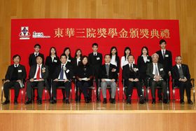 获颁发东华三院140周年奖学金的得奖同学（后排）与嘉宾合照。 