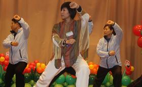 李晖师傅（中）与众导师即席表演「杨式太极」。