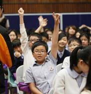 本院属校小学生投入参与问答游戏及「谁是冠军」竞猜环节。