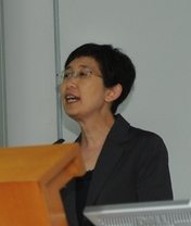 香港大学社会工作及行政学系系主任曾洁雯博士(左)及香港理工大学应用社会科学系梁敏教授于发布会上，跟与会者分享研究的成果。