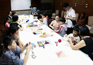 家长与孩子一同参加「亲子工作坊──趣味线装本制作」，发挥创意。