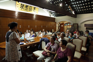 档案及历史文化办公室职员于播放《东风破》前，为观众介绍东华义庄的历史和十九世纪末二十世纪初期海外华人经香港原籍安葬的传统。