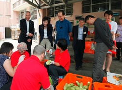 陈文绮慧主席（左二）联同董事局成员巡视东华三院社会企业，了解员工的工作实况。