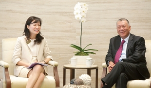 陈文绮慧主席（左）于拜会全国政协副主席何厚铧先生时简介本院的服务发展近况。