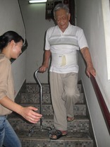 在东华三院长者家居复康外展服务的帮助下，梁伯伯现时已可以一口气行走三层楼梯。
