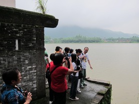 考察百合墟码头（当年东华医院运送骨殖上岸地点之一），并访问一位年届九十的当地村民。