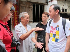 考察百合墟码头（当年东华医院运送骨殖上岸地点之一），并访问一位年届九十的当地村民。