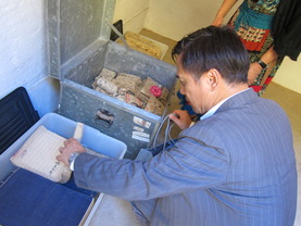 陈承纬总馆长检视新一批义庄文献状况，这批资料有待修复和研究。