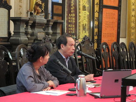 主讲嘉宾香港历史博物馆专家顾问、香港资深收藏家郑.鸿先生（右）以及档案及历史文化总主任史秀英女士。