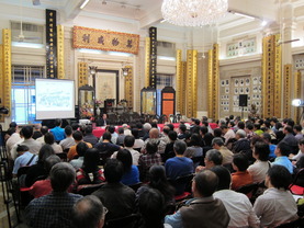 讲座吸引近二百名观众参加，反应热烈。