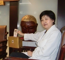 香港注册中医学会会长冯玖医师不但参与「中医爱心义诊日」，更额外捐款支持善举。