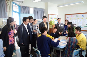 交流团参观东华三院徐展堂学校。