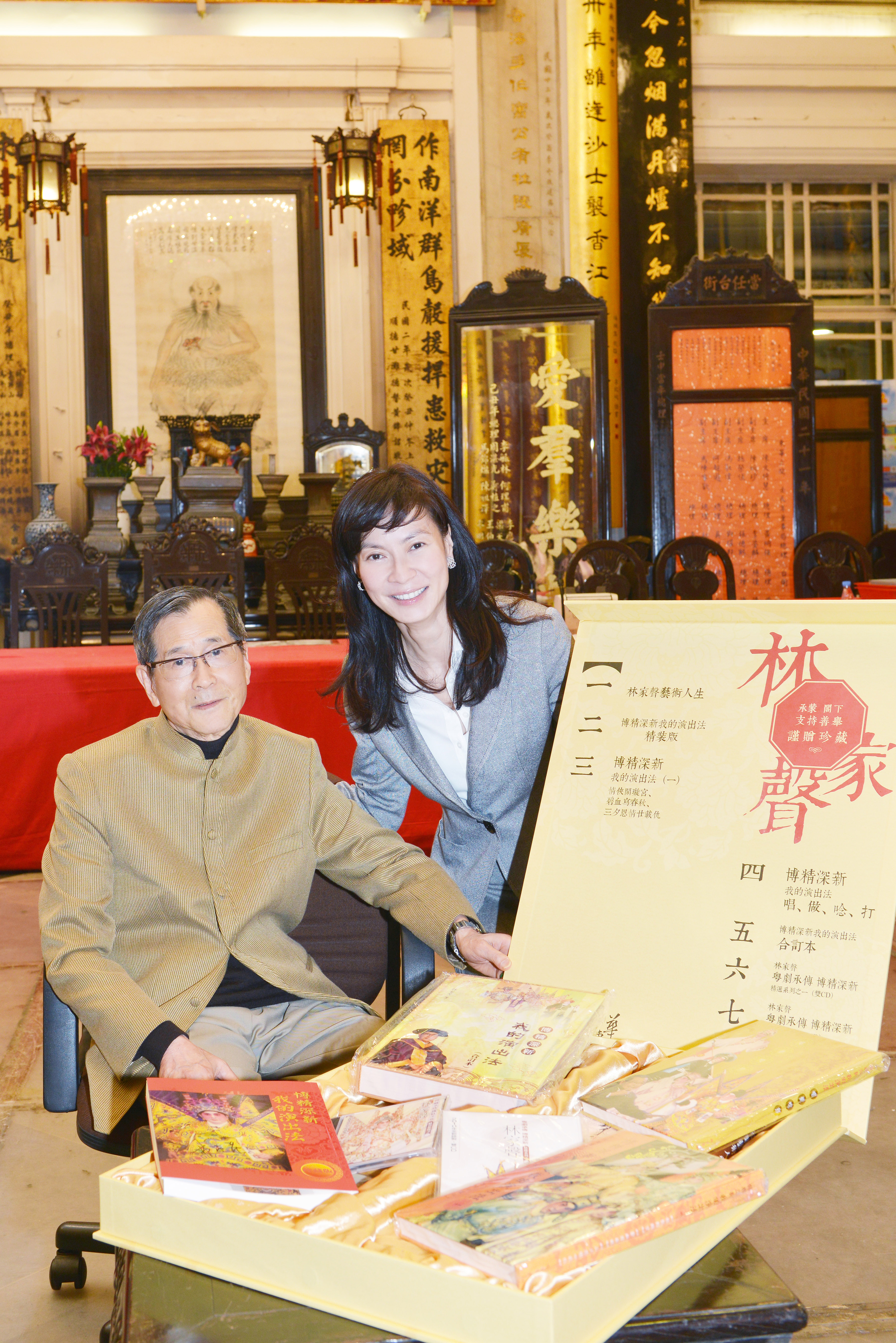 陈文绮慧主席（右）与林家声博士合照。