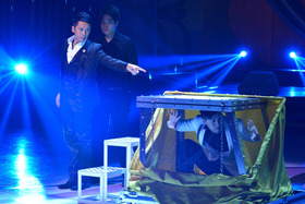 曾赢得多个国际大奖的冠军级魔术师甄泽权先生（右）于晚会上演出精彩魔术。