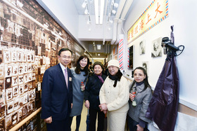 陈文绮慧主席（左二）及社会福利署聂德权署长（左一）陪同善长陈冯曼玲女士（右二）参观中心设施。