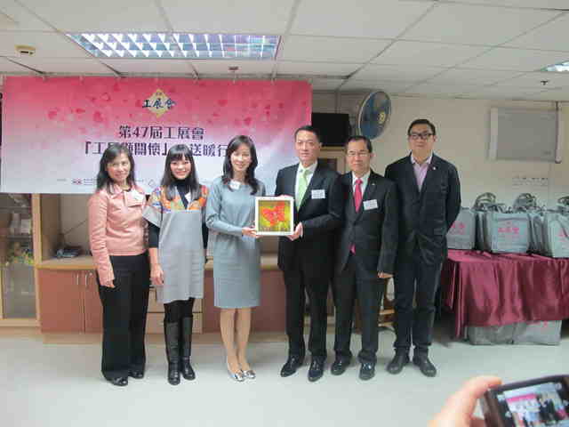 陈文绮慧主席(左三)致送纪念品予香港中华厂商联合会主席吴永嘉先生(右三)。