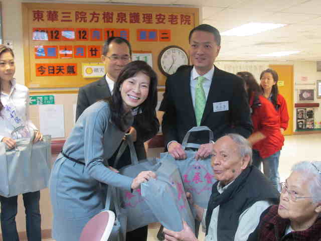 陈文绮慧主席 (左图)及香港中华厂商联合会主席吴永嘉先生(右图)送赠福袋予方树泉护理安老院的长者。