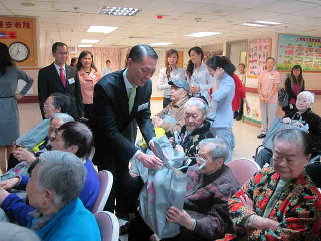 陈文绮慧主席 (左图)及香港中华厂商联合会主席吴永嘉先生(右图)送赠福袋予方树泉护理安老院的长者。