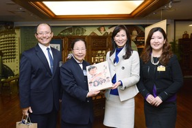 陈文绮慧主席(右二)率领访问团拜访佛教慈济基金会位于花莲的总部，并致送纪念品予基金会代表张芙美博士(左二)。