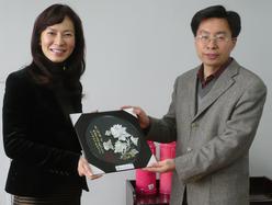 浙江中医药大学范永升校长(右)致送纪念品予陈文绮慧主席。