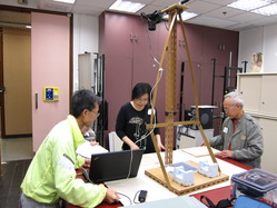 东华三院文物馆志愿者正在拍摄修复后的文献，以便日后查阅数码档案。