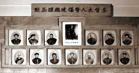 港督麦当奴(上排中) 暨十三位东华医院倡建总理合照。