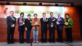 (左起)香港明爱乐谦展能中心、乐敬宿舍主任黎伟诚先生、匡智会服务管理部服务主任冯秀华女士、圣雅各福群会复康服务专业服务领导何淑娴女士、生命大使代表、东华社服总主任姚子梁先生、社会福利署助理署长(康复及医务社会服务)林嘉泰先生、临床心理学家John McEvoy, Ph.D.及香港大学社会工作及社会行政学系副教授周燕雯博士合照。