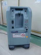 东华三院冯尧敬医院获善长慷慨捐助购置氧气机，为气促病患者提供氧气疗法，每年受惠病人达1,600人次。