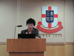 锺端玲教授与在场人士分享其母亲陈可慰女士生前在美军飞虎队当护士的点滴。