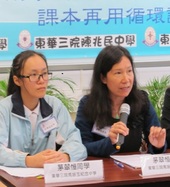 东华三院马振玉纪念中学中一学生家长茅太(右)称，女儿参加「惜书励学」计划后，除了减轻新学年买书的经济负担，最重要是培养出爱惜课本的美德，及抄写笔记的良好学习习惯。