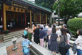 东华三院陈兆民中学的文物馆大使为「2013年香港国际博物馆日」提供导赏服务。