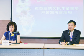 拜会医院管理局行政总裁梁栢贤医生太平绅士 (右)。