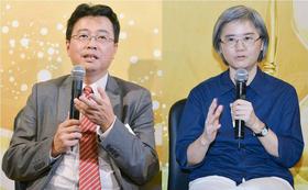 刘智鹏博士(左)及黄秀颜博士讲述编撰《危情百日》及《冉冉时光》的感受。