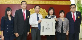 陈婉珍主席（右三）联同施荣恒副主席（左二）、何超蕸副主席（右二）、马陈家欢副主席（左一）及李鋈麟副主席（右一）致送纪念品予国家教育部王定华司长。