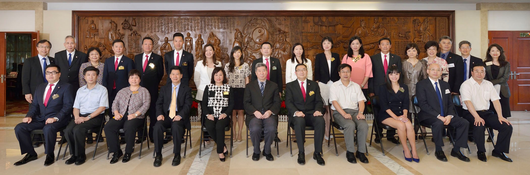 国家中医药管理局李大宁副局长（前排右六）及国家衞生和计划生育委员会港澳台办公室王立基副主任（前排左四）与东华三院董事局访京团成员合影。