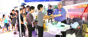 元朗大荣华酒楼董事总经理梁文韬先生（右一）亲临天秀墟向街坊免费送赠其招牌猪油捞饭，得到踊跃支持。