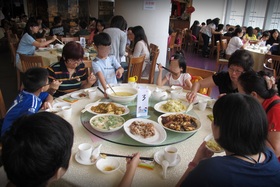 迎新派对上，受助儿童一同享用美食，并参与游戏及抽奖，场面热闹。