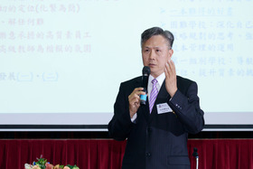 田家炳中学校长阮邦耀博士作专题演讲。