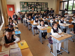 考察团分组到三所学校考察，此图为考察团到上海市实验学校东校的二年级中文课参观。