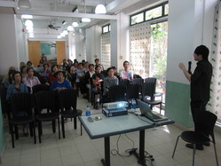 本院牙医与市民分享正确的口腔护理知识。