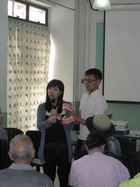 本院牙医向市民示范正确的刷牙及护齿方法。