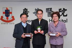 (右起)广华医院－香港中文大学中医药临床研究服务中心主任李扞东教授、香港设施管理学会会务总监陈巨星博士及香港浸会大学生物系黄焕忠教授向传媒介绍中药渣混入厨余作堆肥的技术。 
