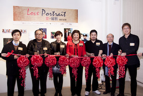 摄影展览由(左起)爱普生Epson香港市场部经理梁志伟先生、香港专业摄影师公会(HKIPP)会长李宝勋先生、东华三院赛马会利东综合服务中心主任黄月华女士、非常作Make Up For Ever Academy策划总监杨慧君女士、星映传情 Amazing Grace Productions顾客服务经理余家庆先生、鸭脷洲利东坊众互助社执行会长黄志毅先生及东华三院赛马会利东综合服务中心副主任黄伟雄先生主持启动仪式。